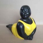 Statue grosse femme jaune